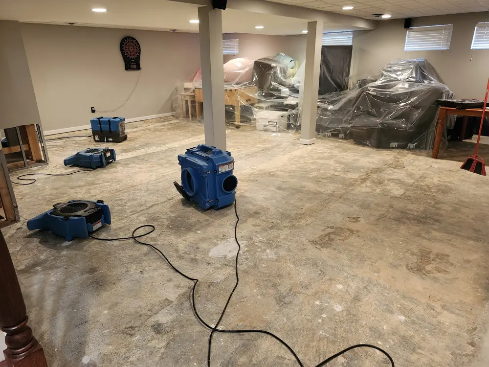 Water damage restoration crew working in Hanahan, SC